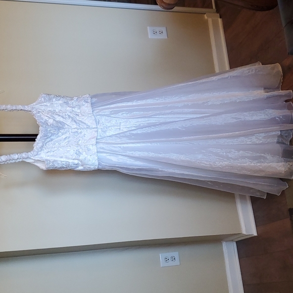 White Formal  Sz 12.  Full skirt with a layer of Crinoline  Roses on arm straps. - Picture 4 of 10